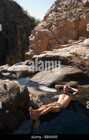 Il raffreddamento nella naturale piscine a tuffo a Maguk (Barramundi Gorge). Kakadu National Park, il Territorio del Nord, l'AUSTRALIA Foto Stock