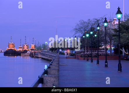 Riverfront Plaza su Via Fiume di notte nel centro storico di Savannah in Georgia Foto Stock