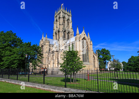Il Nord Est e facce del Minster chiesa di Saint George, Doncaster, South Yorkshire, Inghilterra, Regno Unito. Foto Stock