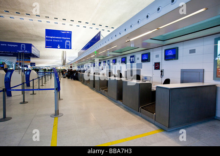 Quick-check-in-desk di Air France e KLM in sala partenze Terminal 2, Aeroporto Charles de Gaulle di Parigi, Francia, Eur Foto Stock