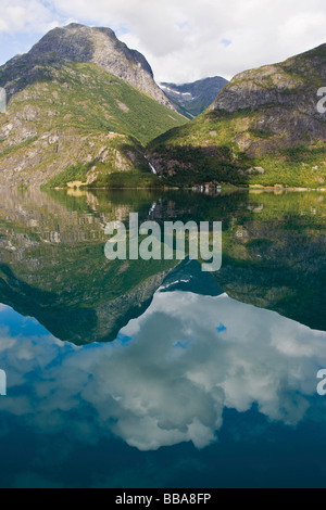 Il lago di Stryn, Strynvatnet, montagne, riflesso nell'acqua, Norvegia, Scandinavia, Europa Foto Stock