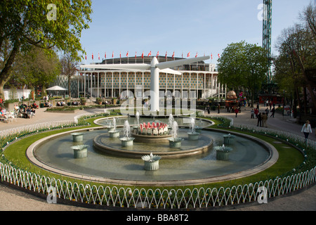 Giardini di Tivoli a Copenaghen ha posto una Vesta turbina eolica di fronte al Concert Hall di quest'estate. Foto Stock