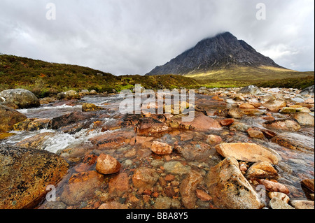 Buachaille Etive Mor e fiume Coupall sulla frangia di Rannoch Moor, Glen Etive e Glen Coe Foto Stock