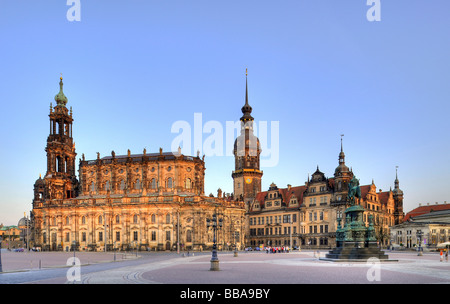 Hofkirche cattolica chiesa di Santa Trinità, Castello di Dresda con Moritzbau e torre Hausmannsturm equestre e Koenig J Foto Stock