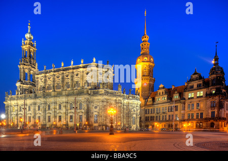 Night Shot, Cattolica Hofkirche chiesa di Santa Trinità, Dresda castello e torre Hausmannsturm, Theaterplatz square, Dre Foto Stock