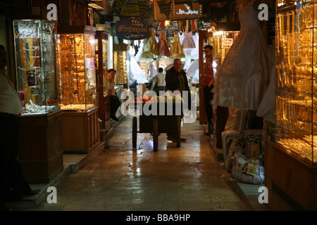 Fornitore nel Souq nella città vecchia di Aleppo Siria Foto Stock