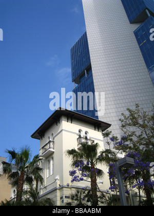 Un vecchio edificio ricostruito con vetri edificio di Rothschild Boulevard, nel centro di Tel Aviv, Israele Foto Stock