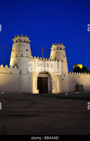 Ingresso principale di Al Jahili Fort di notte, Al Ain, Abu Dhabi, Emirati Arabi Uniti, dell'Arabia, l'Orient, Medio Oriente Foto Stock