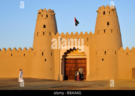 Ingresso principale di Al Jahili Fort, Al Ain, Abu Dhabi, Emirati Arabi Uniti, dell'Arabia, l'Orient, Medio Oriente Foto Stock