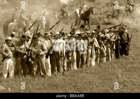 I soldati confederati la preparazione di moschetti e la cottura durante una guerra civile rievocazione Foto Stock