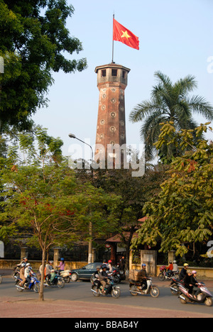 Bandiera vietnamita su una torre, il Museo dell'esercito, Hanoi, Vietnam, sud-est asiatico Foto Stock