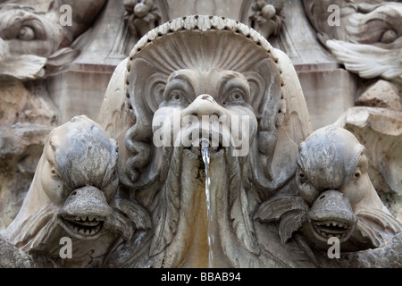 Grimfaced Orco nel XVI secolo la fontana di Piazza della Rotonda, Pantheon, Roma, Italia Foto Stock