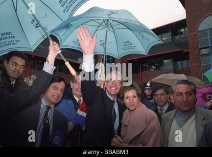 John Major e di sua moglie la Norma sulla campagna elettorale trail a Birmingham il 7 aprile 1992 Foto Stock