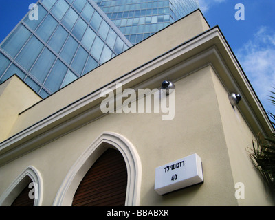 Un vecchio ricostruito edificio costruito in stile eclettico stile di architettura in Rothschild Boulevard, nel centro di Tel Aviv, Israele Foto Stock