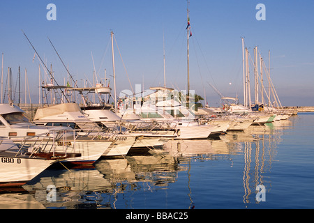 Italia, Marche, San Benedetto del Tronto, porto Foto Stock