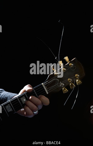 Dettaglio di un uomo suonando una chitarra elettrica Foto Stock