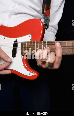 Dettaglio di un uomo suonando una chitarra elettrica Foto Stock