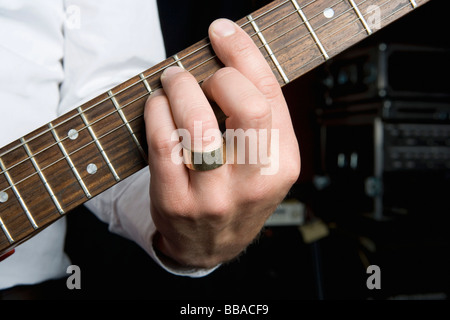 Dettaglio di un uomo suonando una chitarra elettrica Foto Stock