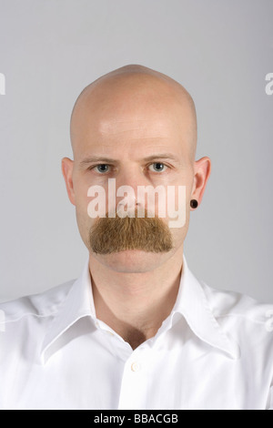 Un uomo con i baffi lunghi capelli che copre la sua bocca Foto Stock