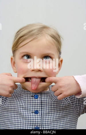 Una bambina facendo una faccia Foto Stock