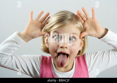 Una bambina facendo una faccia buffa Foto Stock