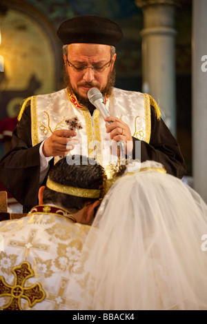 Sacerdote benedizione sposa e lo sposo a nozze copta del Cairo in Egitto Foto Stock