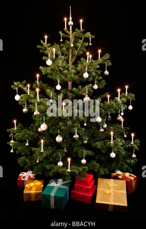 Doni sotto un albero di Natale Foto Stock