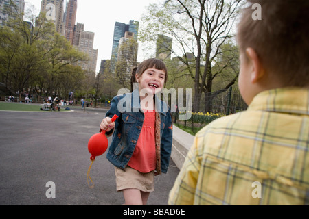 Una giovane ragazza con un palloncino al Central Park di New York City Foto Stock