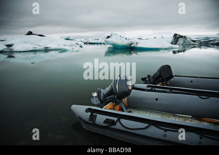 Due fuoribordo su una laguna glaciale Foto Stock