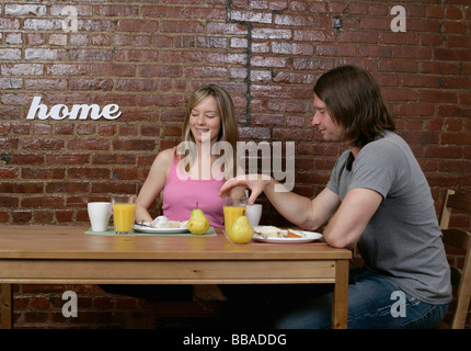 Una giovane coppia avente insieme per la prima colazione Foto Stock