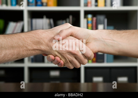 Le mani di due uomini scuotimento Foto Stock