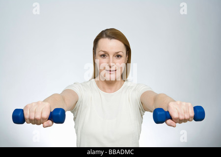 Una donna il sollevamento pesi Foto Stock
