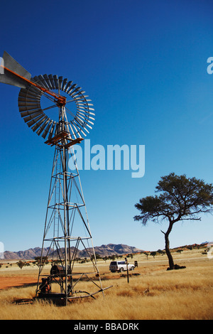 Un mulino a vento, NamibRand Riserva Naturale, Namibia Foto Stock