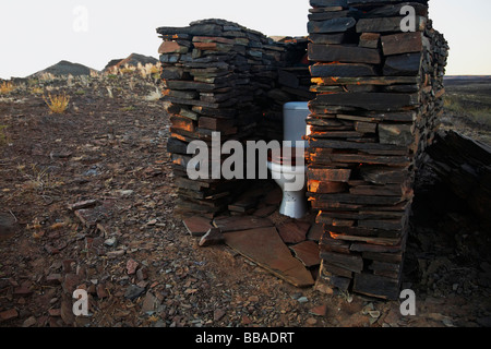 Un bagno all'aperto lungo il Tok Tokkie Trail, NamibRand Riserva Naturale, Namibia Foto Stock