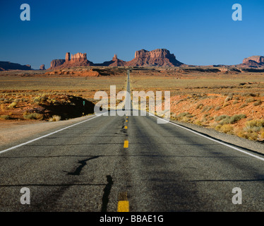 Autostrada A Monument Valley, Utah, Stati Uniti d'America Foto Stock