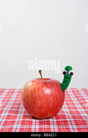 Un verme in un Apple Foto Stock