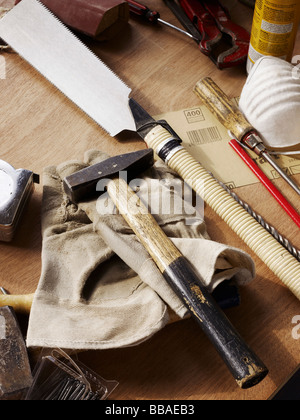 Gli strumenti di lavoro e le attrezzature su un banco di lavoro Foto Stock