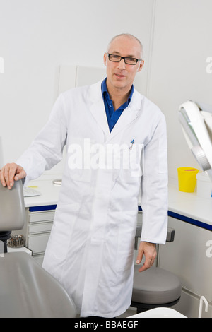 Ritratto di un dentista in piedi in una chirurgia dentale Foto Stock