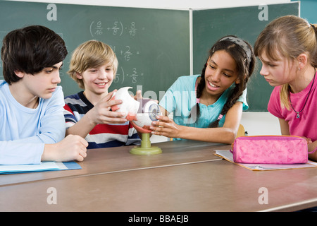 Scuola gli studenti alla ricerca di un modello di un occhio umano Foto Stock