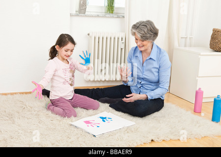 La nonna e la nipote di pittura a dito