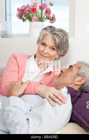 Un uomo anziano e un senior donna sdraiata su un lettino insieme Foto Stock