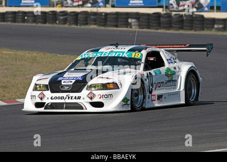 Una supercar immettere un angolo del Killarney race track nei pressi di Città del Capo, Sud Africa Foto Stock