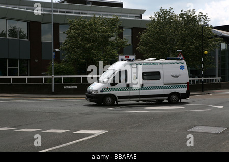 Un West Midlands ambulanza sulla risposta di emergenza in Stafford Foto Stock