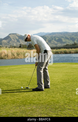 Un giocatore di golf putting, Palm Springs, California, Stati Uniti d'America Foto Stock