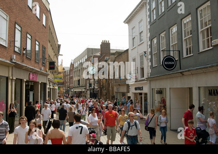 York North Yorkshire high street negozi acquirenti rivenditori al dettaglio i clienti al dettaglio indice di prezzo di vendita negozio vendita occupato vivace pers Foto Stock