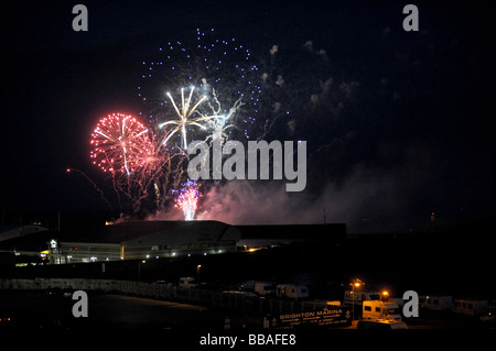 Fuochi d'artificio per il Festival di Brighton al di sopra di Brighton Marina con i viaggiatori furgoni parcheggiati fino nelle vicinanze Foto Stock