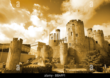 Conwy Castle e telford sospensione ponte sulla costa settentrionale del Galles uk europa Foto Stock