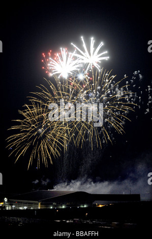 Fuochi d'artificio per il Festival di Brighton al di sopra di Brighton Marina con i viaggiatori furgoni parcheggiati fino nelle vicinanze Foto Stock