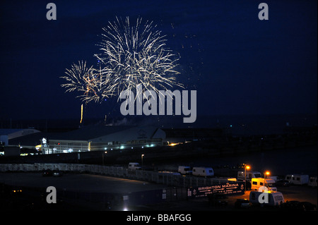 Fuochi d'artificio per il Festival di Brighton al di sopra di Brighton Marina con i viaggiatori furgoni parcheggiati fino nelle vicinanze Foto Stock