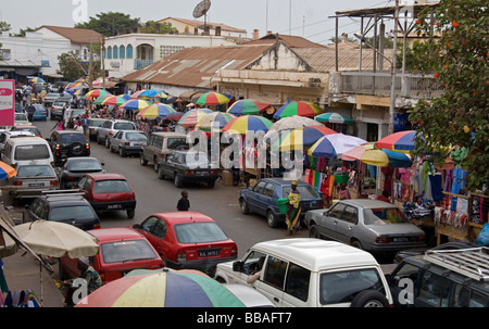 Mercato Albert scena Banjul Gambia Africa occidentale con fodera memorizza street e il traffico intenso Foto Stock